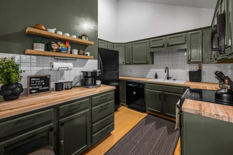 Fully stocked kitchen for the inner chef in you