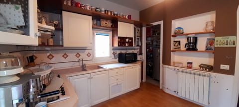 Fridge, oven, stovetop, coffee/tea maker