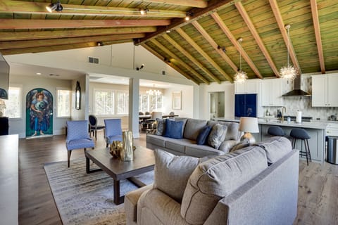 Living Room | Free WiFi | Smart TV | Fireplace | Queen Sleeper Sofa