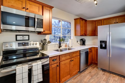 Kitchen | Blender | Dishwasher | Toaster | Stovetop Not Available
