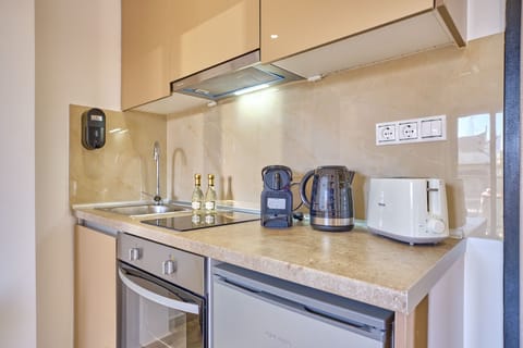 Fridge, oven, stovetop, coffee/tea maker