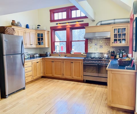 Fridge, oven, stovetop, coffee/tea maker