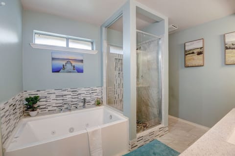 Combined shower/tub, jetted tub, hair dryer, towels