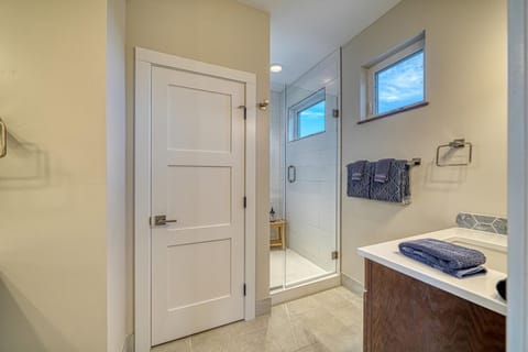 Combined shower/tub, hair dryer, towels