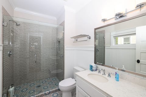 Combined shower/tub, hair dryer, towels