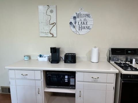 Microwave, Toaster, Coffee Maker, Blender available