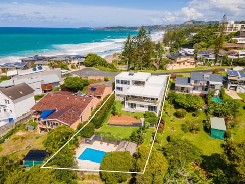 Large Family Home with Pool Close to Beach