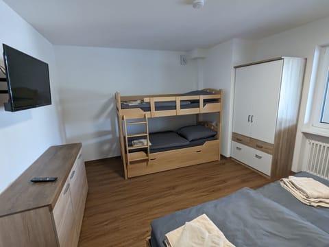 2 bedrooms, iron/ironing board, WiFi