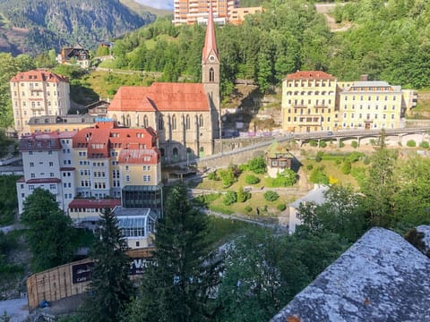Building, Neighbourhood, Town, House, Residential Area, Spire, Human Settlement, Steeple, Village, Suburb