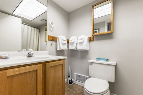 Combined shower/tub, towels