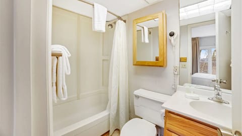 Combined shower/tub, towels