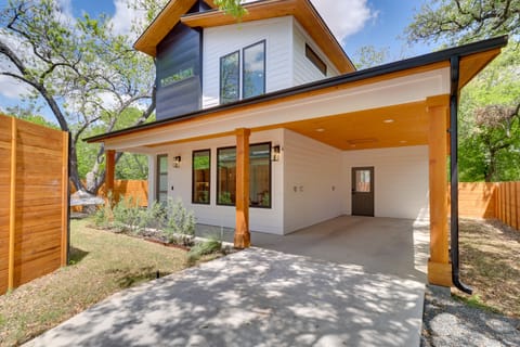 Austin Vacation Rental | 2BR | 2.5BA | 1,158 Sq Ft | Stairs Required