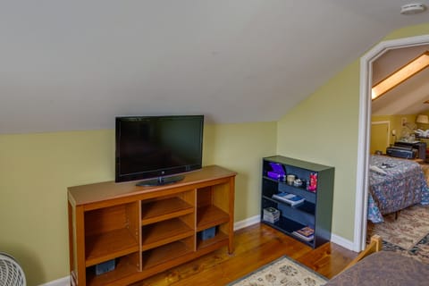 Bedroom | Flat-Screen TV