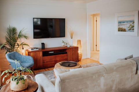 Living area | Smart TV, DVD player, stereo