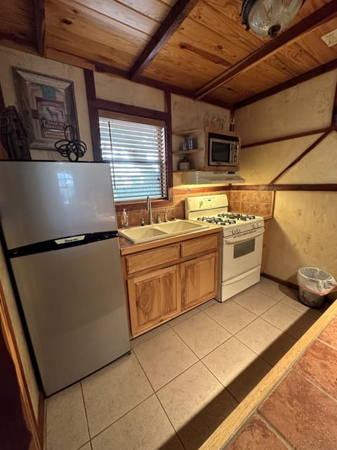 Nice little kitchen.