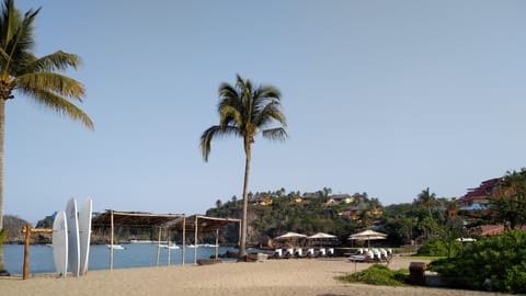 Beach nearby, sun loungers, beach towels