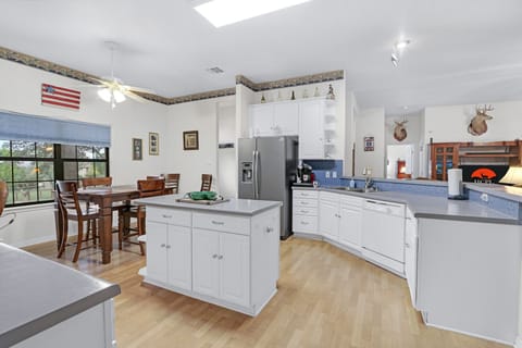 Full kitchen with lots of countertop space