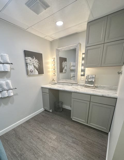 BATHROOM 1 EXRTA VANITY SPACE