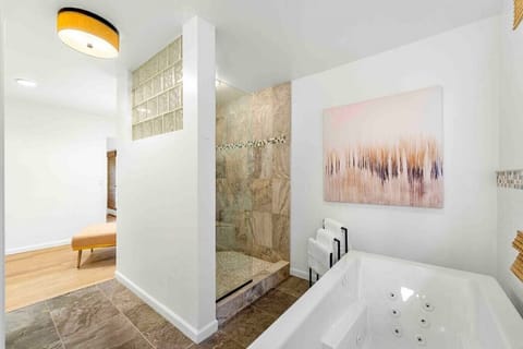 Combined shower/tub, hair dryer, towels