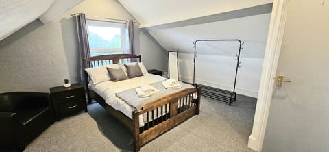 3 bedrooms, desk, iron/ironing board, travel crib