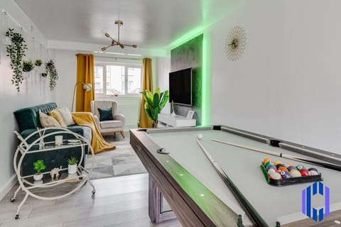 Living room - 50` Smart TV loaded with Netflix, HDMI cable, ambient lighting, extra fast wifi & a Pool table - Complimentary tea & coffee available for your enjoyment