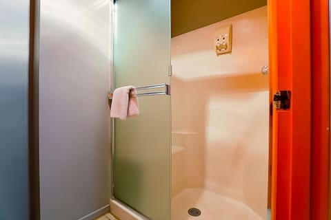 Combined shower/tub, hair dryer, towels