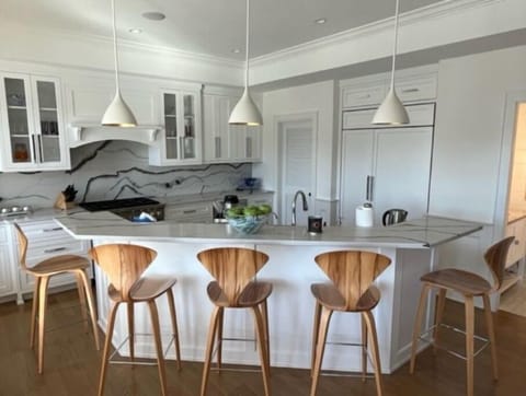 5 stools around kitchen island