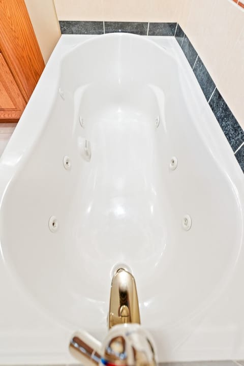 Bathtub, jetted tub
