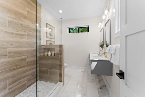 Combined shower/tub, jetted tub, hair dryer, towels