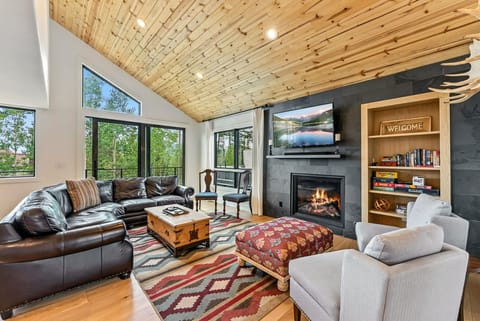 Living room: Gas fireplace, Smart TV with cable (50”), Yamaha sound bar, radiant floor heat, no A/C