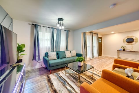 Living Room | Free WiFi | Smart TV | Central A/C