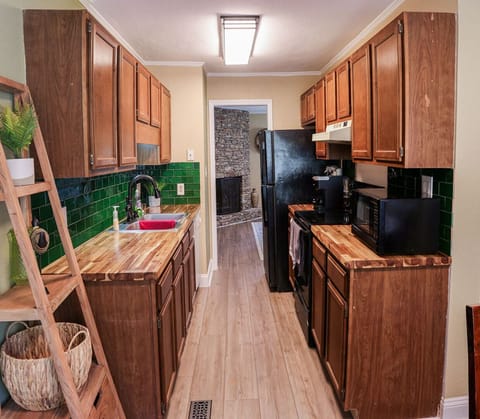 Private kitchen | Fridge, microwave, stovetop, dishwasher