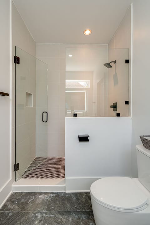 Combined shower/tub, hair dryer, towels