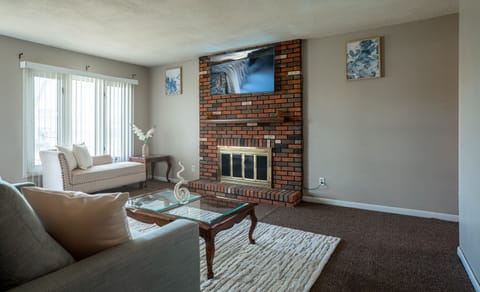 Smart TV, fireplace