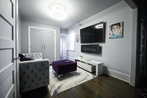 Lovely 1 Bedroom Cozy Modern Apartment w/75” 4K TV - hotel rooms