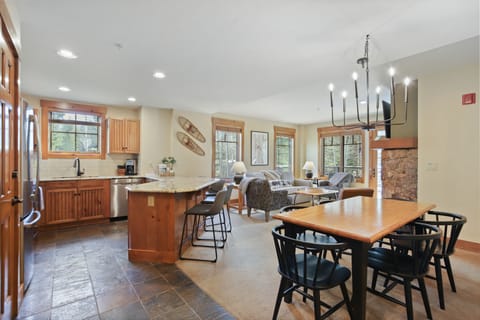 Private kitchen | Fridge, microwave, oven, stovetop