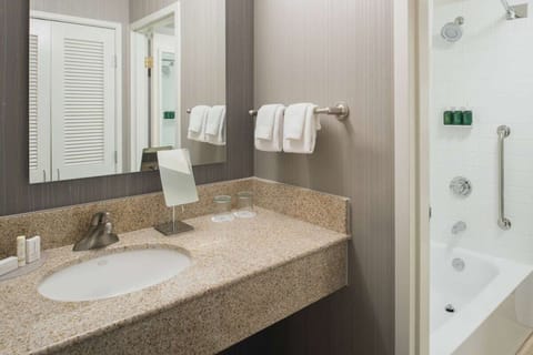 Combined shower/tub, hair dryer, towels