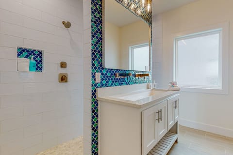 Combined shower/tub, towels