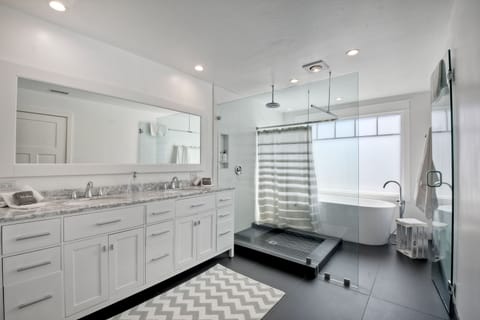 Combined shower/tub, hair dryer, towels