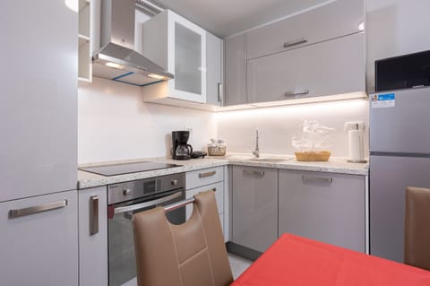 Fully equipped kitchen with dining area