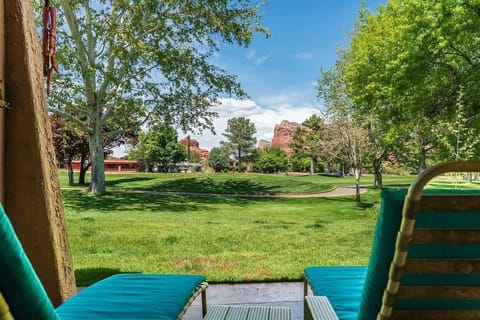 Wild Turkey 1 is a 2BD/2BA pet-friendly condo on the fairways in the heart of the Village of Oak Creek