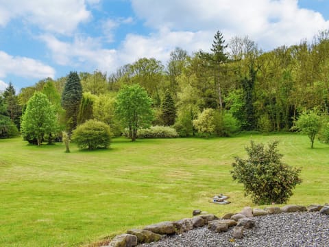 Garden and grounds | Goitre Farmhouse, Llanwrda