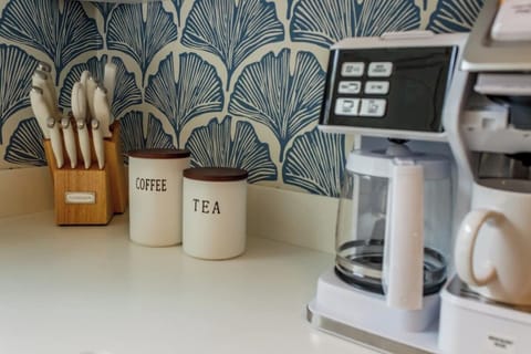 Get your morning going with a delicious cup of coffee! Combination drip coffee maker and keurig. 