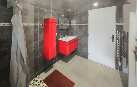 Combined shower/tub