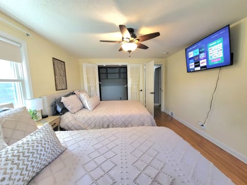 4 bedrooms, in-room safe, desk, iron/ironing board