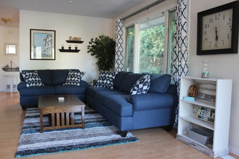 Updated, completely renovated cottage! Tastefully decorated to reflect the lake!