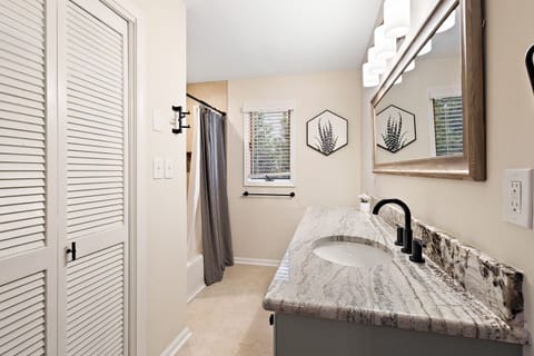 Combined shower/tub, hair dryer, towels