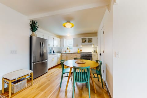 Fridge, oven, stovetop, coffee/tea maker