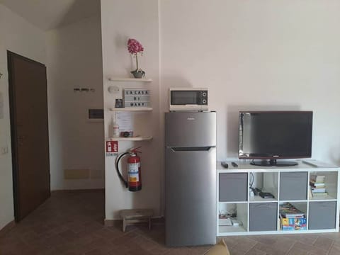 Soggiorno con angolo cottura attrezzato, frigorifero, microonde, tv.
Divano (divano letto).
Netflix e connessione internet super veloce compresi nel prezzo.