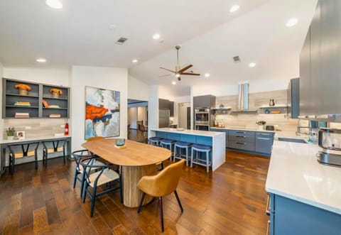 Spacious Eat in Kitchen